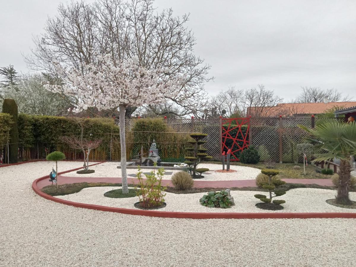 Une Pause Quelque Part Au Jardin Des Erables Et Des Niwakis Saint-Medard-de-Guizieres Buitenkant foto