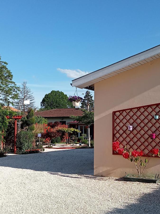 Une Pause Quelque Part Au Jardin Des Erables Et Des Niwakis Saint-Medard-de-Guizieres Buitenkant foto