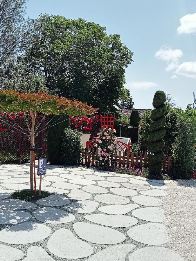Une Pause Quelque Part Au Jardin Des Erables Et Des Niwakis Saint-Medard-de-Guizieres Buitenkant foto