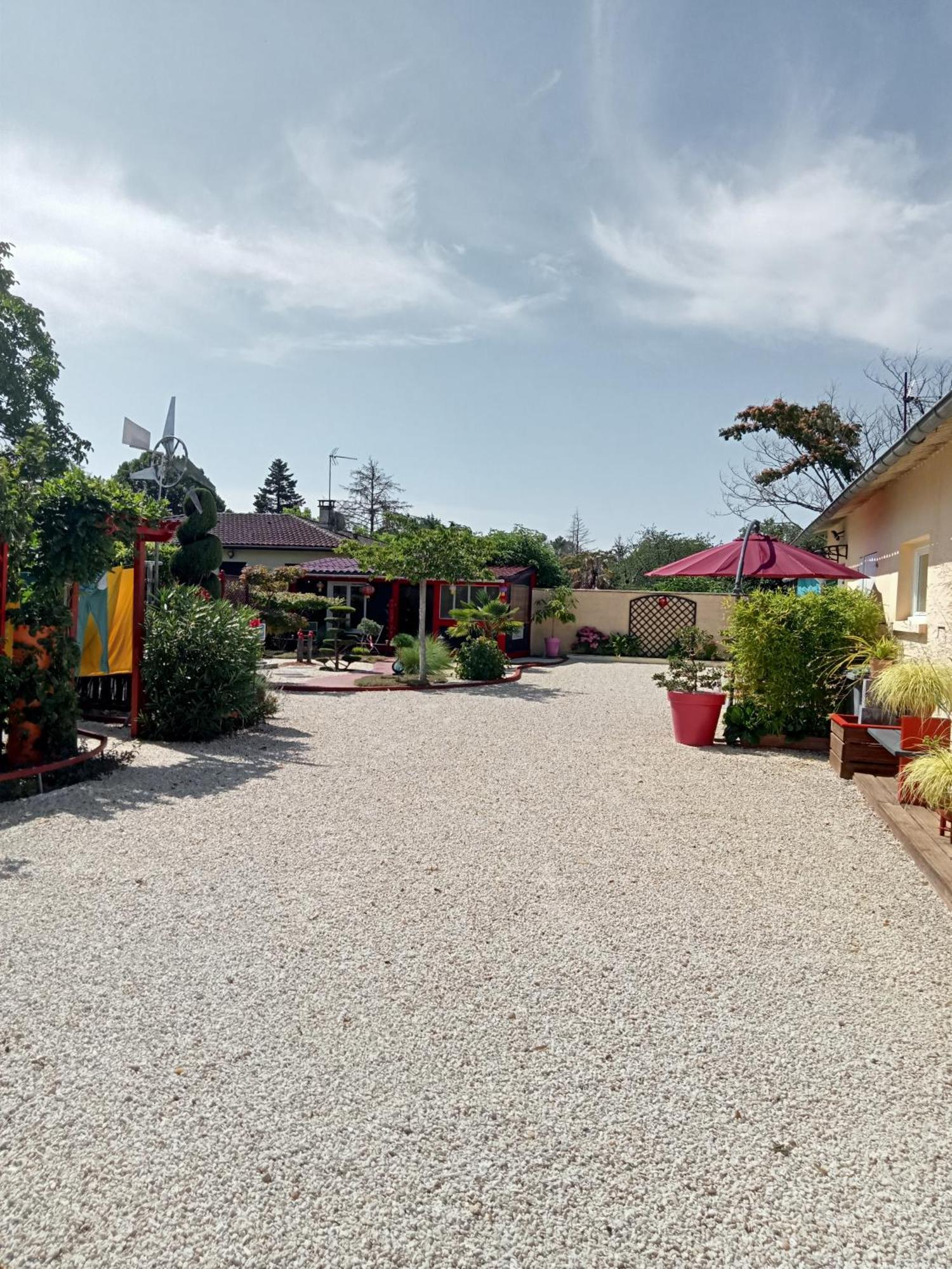 Une Pause Quelque Part Au Jardin Des Erables Et Des Niwakis Saint-Medard-de-Guizieres Buitenkant foto