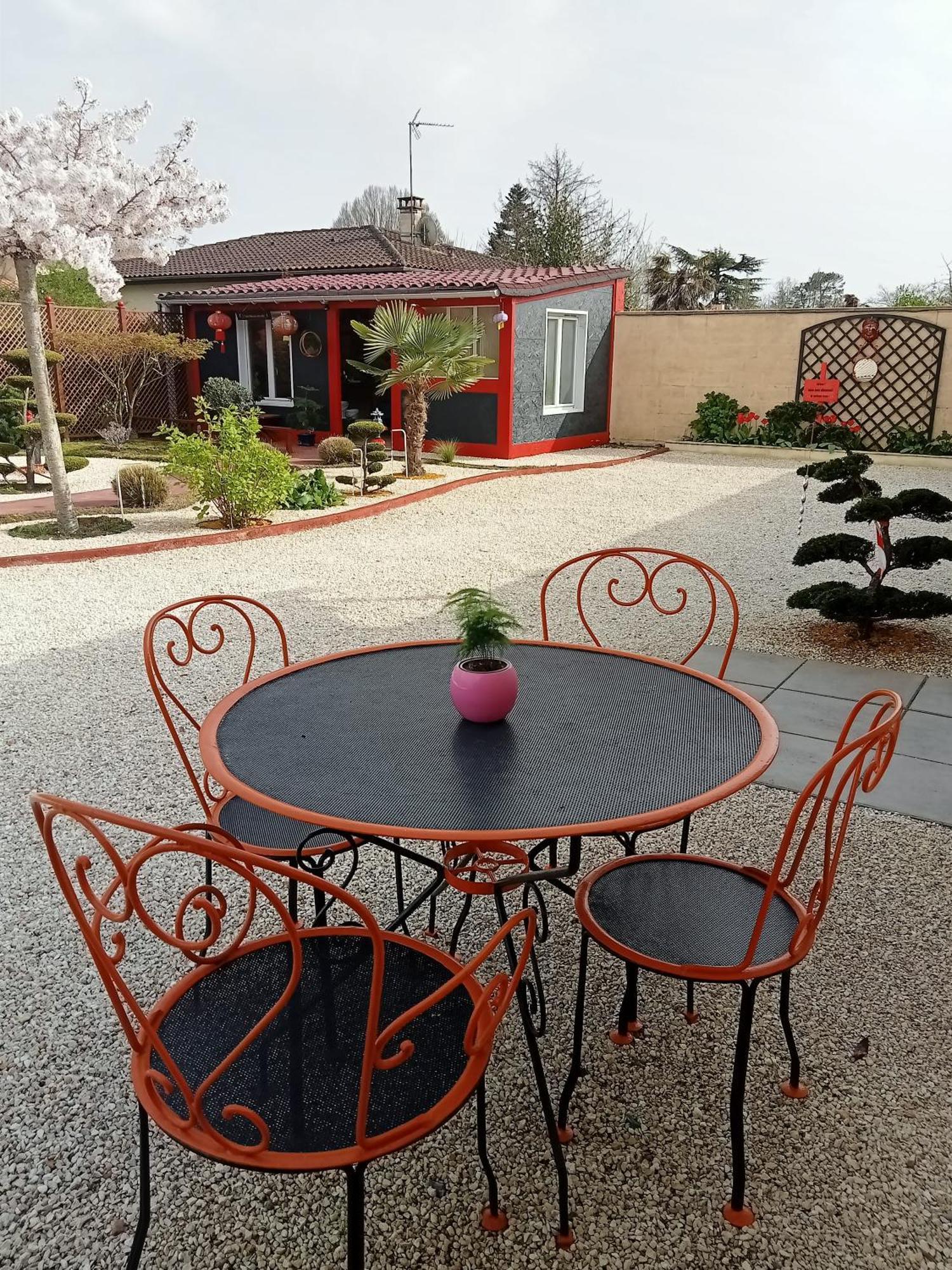 Une Pause Quelque Part Au Jardin Des Erables Et Des Niwakis Saint-Medard-de-Guizieres Buitenkant foto