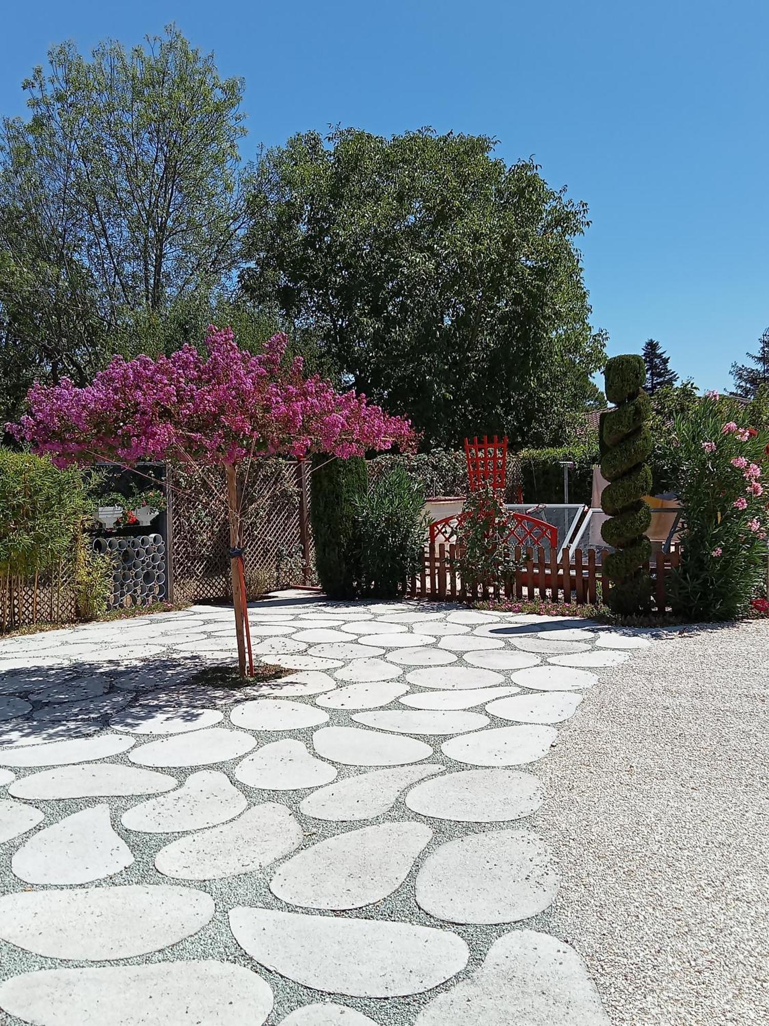 Une Pause Quelque Part Au Jardin Des Erables Et Des Niwakis Saint-Medard-de-Guizieres Buitenkant foto