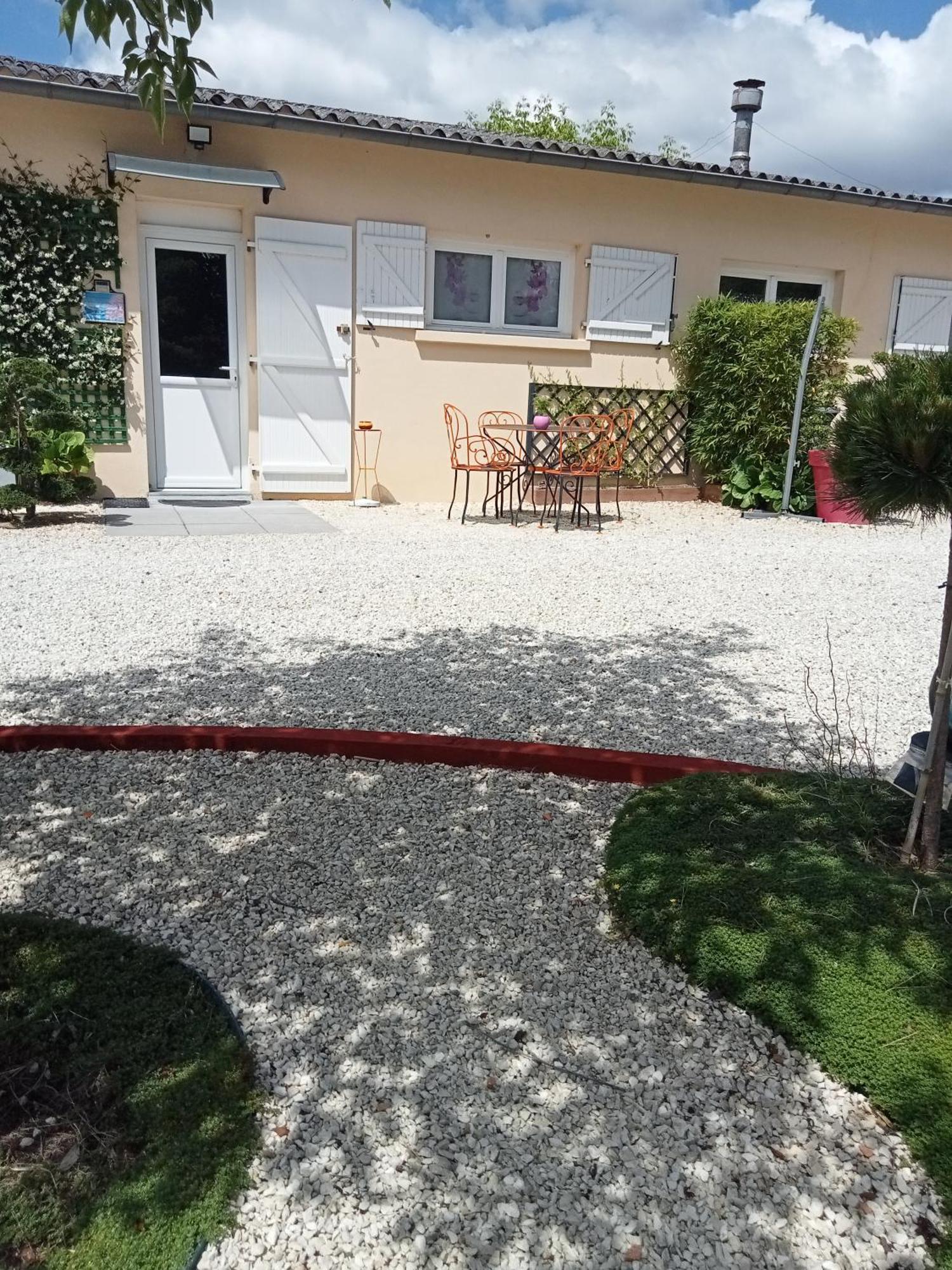 Une Pause Quelque Part Au Jardin Des Erables Et Des Niwakis Saint-Medard-de-Guizieres Buitenkant foto