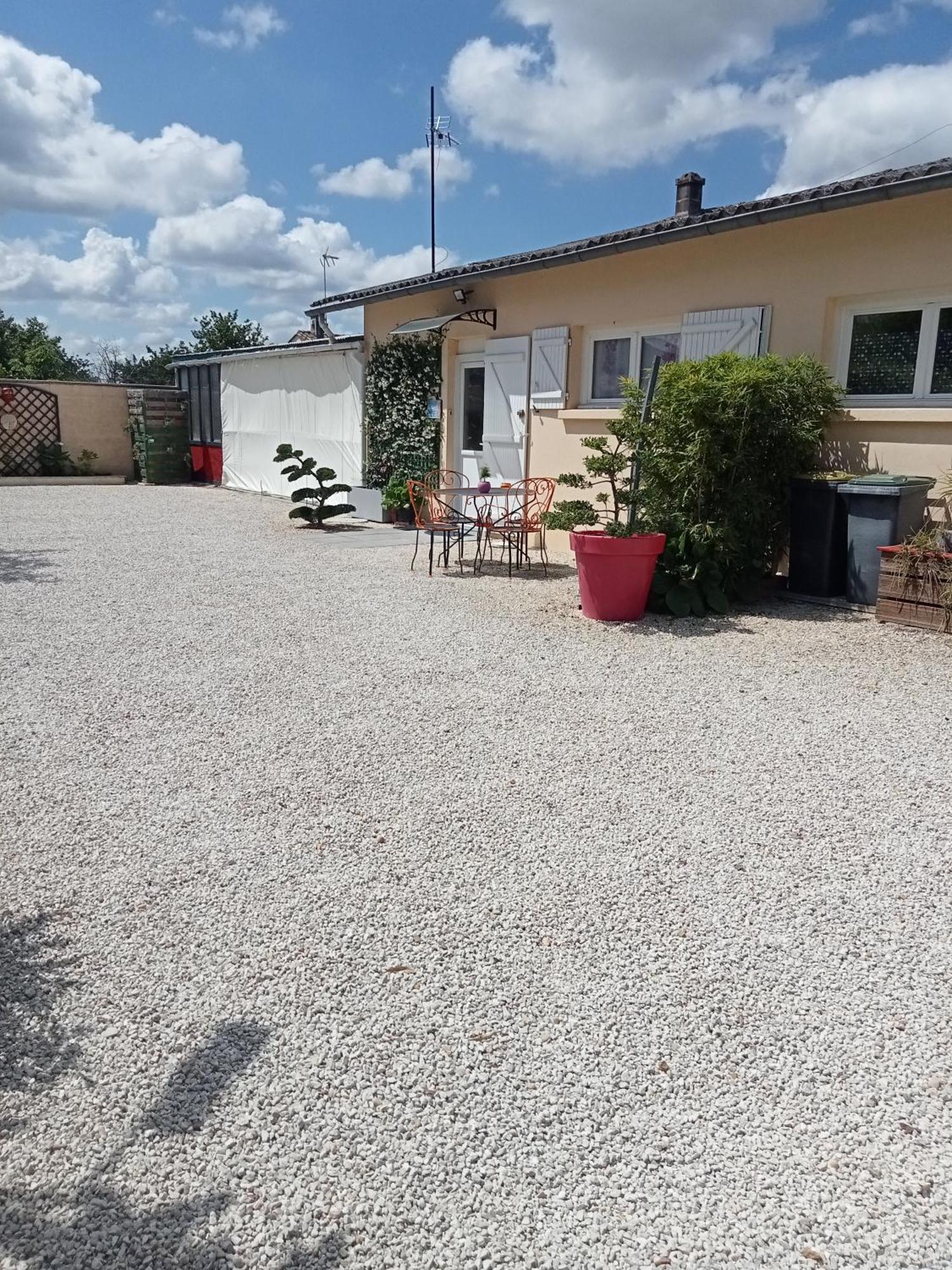 Une Pause Quelque Part Au Jardin Des Erables Et Des Niwakis Saint-Medard-de-Guizieres Buitenkant foto