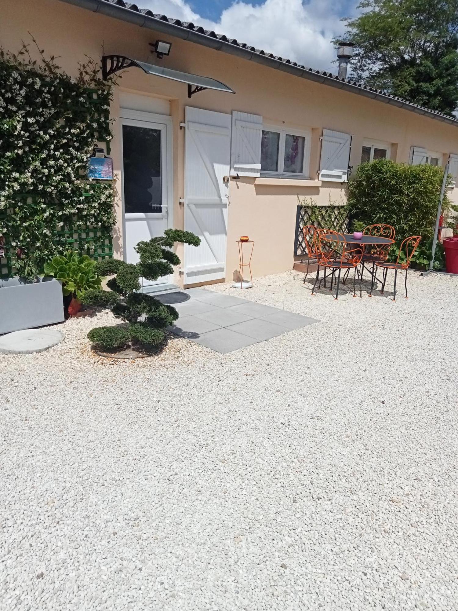 Une Pause Quelque Part Au Jardin Des Erables Et Des Niwakis Saint-Medard-de-Guizieres Buitenkant foto
