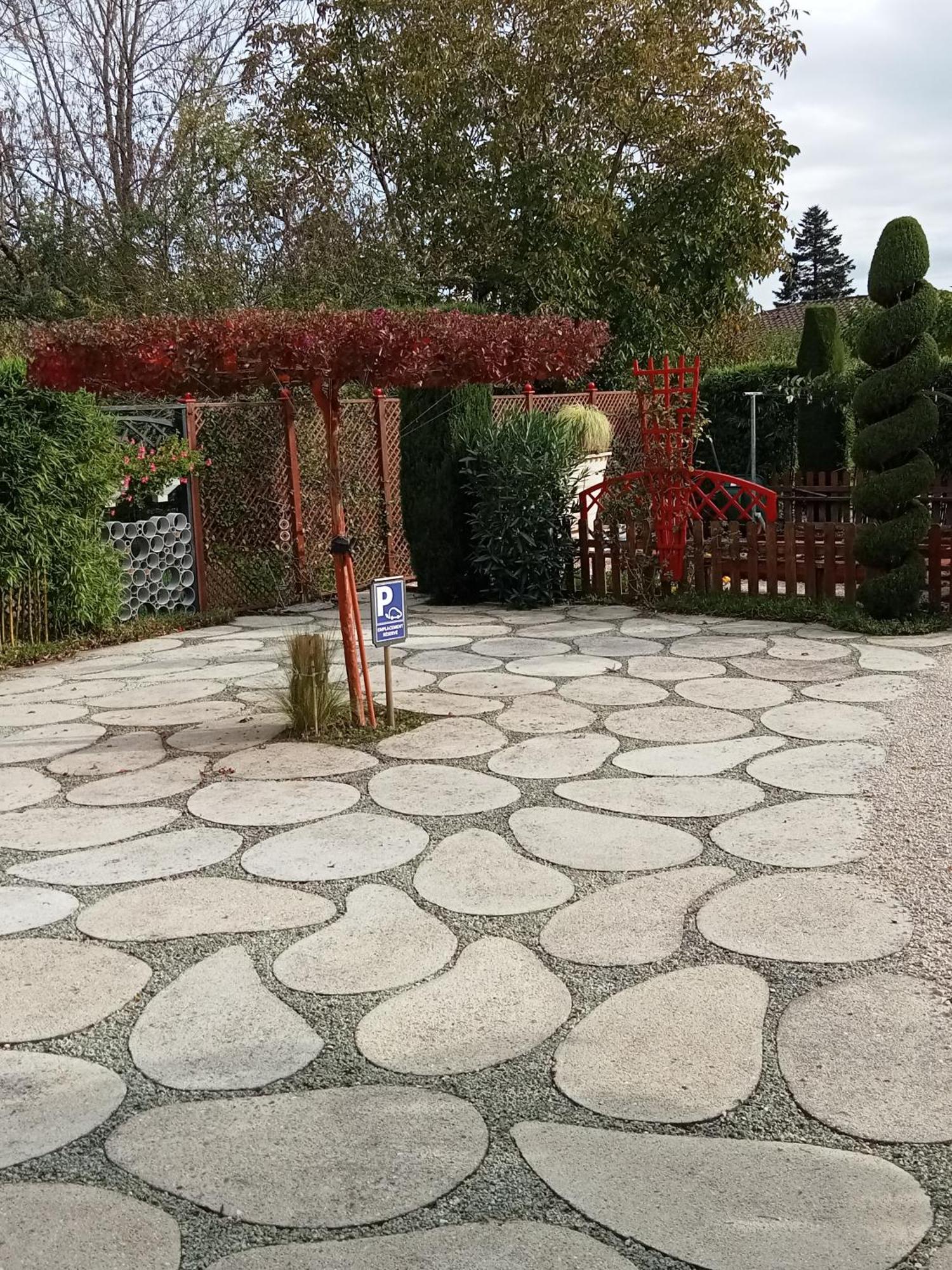 Une Pause Quelque Part Au Jardin Des Erables Et Des Niwakis Saint-Medard-de-Guizieres Buitenkant foto