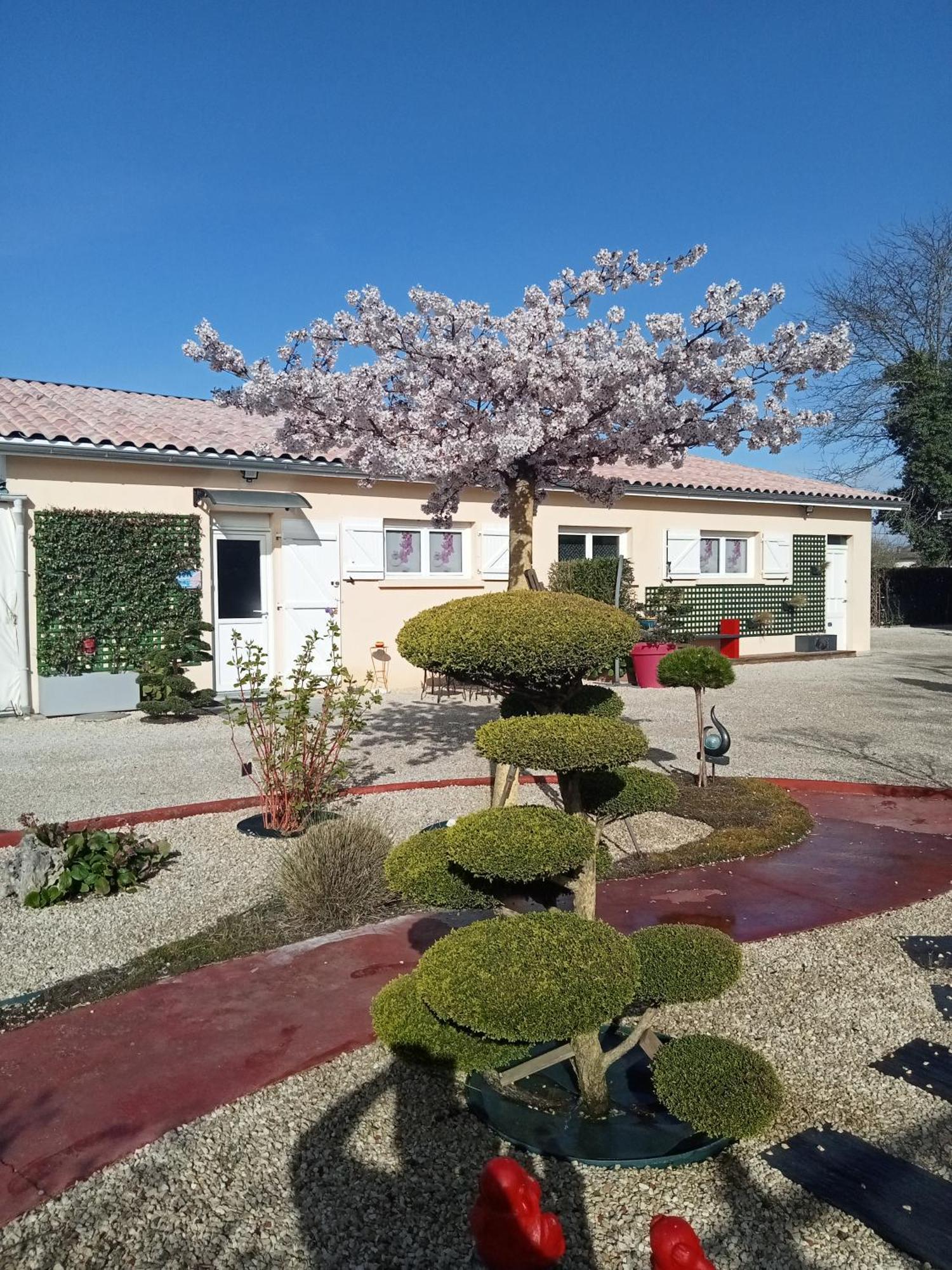 Une Pause Quelque Part Au Jardin Des Erables Et Des Niwakis Saint-Medard-de-Guizieres Buitenkant foto